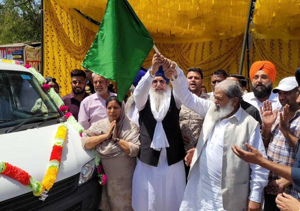 ਉਰਜਾ ਮੰਤਰੀ ਅਨਿਲ ਵਿਜ ਨੇ ਸੰਗਤ ਸੇਵਾ ਵੈਨ ਨੂੰ ਹਰੀ ਝੰਡੀ ਦਿਖਾਈ ਤੇ ਮੁਫ਼ਤ ਲੰਗਰ ਸੇਵਾ ਵੈਨ ਰਾਹੀਂ ਲੋਕਾਂ ਨੂੰ ਲੰਗਰ ਪਰੋਸਿਆ
