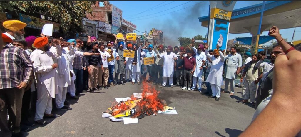 ਆਪ ਪਾਰਟੀ ਛੱਡ ਕੇ ਗਏ ਰਾਜ ਸਭਾ ਮੈਂਬਰਾਂ ਦੇ ਖਿਲਾਫ ਗੱਦਾਰ ਸ਼ਬਦ ਦੇ ਕੇ ਪੁਤਲਾ ਫੂਕ ਕੇ ਰੋਸ ਪ੍ਰਦਰਸ਼ਨ ਕੀਤਾ ਗਿਆ ਵਿਧਾਇਕ ਦੇਵ ਮਾਨ ਦੀ ਅਗਵਾਈ ਵਿੱਚ ਪੁਤਲਾ ਫੂਕਿਆ ।