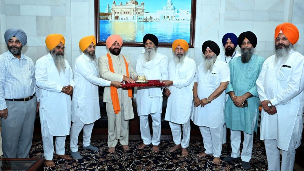 ਉਤਰਾਖੰਡ ਦੇ ਰਾਜਪਾਲ ਗੁਰਮੀਤ ਸਿੰਘ ਸੱਚਖੰਡ ਸ੍ਰੀ ਹਰਿਮੰਦਰ ਸਾਹਿਬ ਵਿਖੇ ਹੋਏ ਨਤਮਸਤਕ ਸ੍ਰੀ ਦਰਬਾਰ ਸਾਹਿਬ ਦੇ ਸੂਚਨਾ ਕੇਂਦਰ ਵਿਖੇ ਐਡਵੋਕੇਟ ਹਰਜਿੰਦਰ ਸਿੰਘ ਧਾਮੀ ਨੇ ਕੀਤਾ ਸਨਮਾਨਿਤ