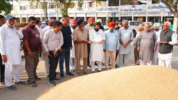 ਆਮ ਆਦਮੀ ਦੀ ਸਰਕਾਰ ਨੇ ਕਿਸਾਨਾਂ ਦੀ ਸੋਨੇ ਵਰਗੀ ਕਣਕ ਨੂੰ ਮੰਡੀਆਂ ਵਿੱਚ ਰੋਲਿਆ