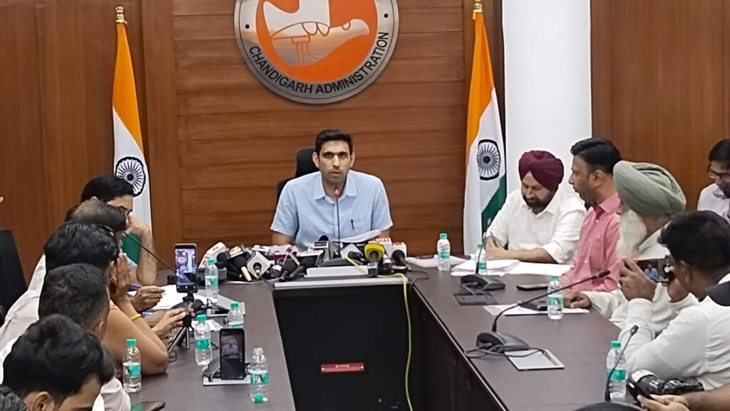 निशांत कुमार यादव, जिला निर्वाचन अधिकारी-सह-उपायुक्त, यू.टी. चंडीगढ़ ने आज भारत निर्वाचन आयोग के निर्देशानुसार 01.07.2026 के संदर्भ में कराए जा रहे फोटो निर्वाचक नामावली के विशेष गहन पुनरीक्षण (Special Intensive Revision – SIR) के संबंध में एक प्रेस वार्ता को संबोधित किया।