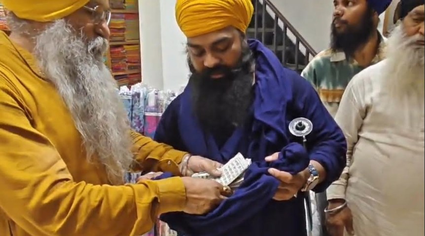 ਜਲੰਧਰ ਵਿਚ ਦੇਰ ਰਾਤ ਬਸਤੀ ਬਾਵਾ ਖੇਲ ਦੇ ਰਾਜਾ ਗਾਰਡਨ ਇਲਾਕੇ ਵਿੱਚ ਇੱਕ ਖਾਲੀ ਪਲਾਟ ਵਿੱਚੋਂ ਗੁਟਕਾ ਸਾਹਿਬ ਦੇ ਪਵਿੱਤਰ ਅੰਗ ਮਿਲਣ ਨਾਲ ਇਲਾਕੇ ਵਿੱਚ ਰੋਸ