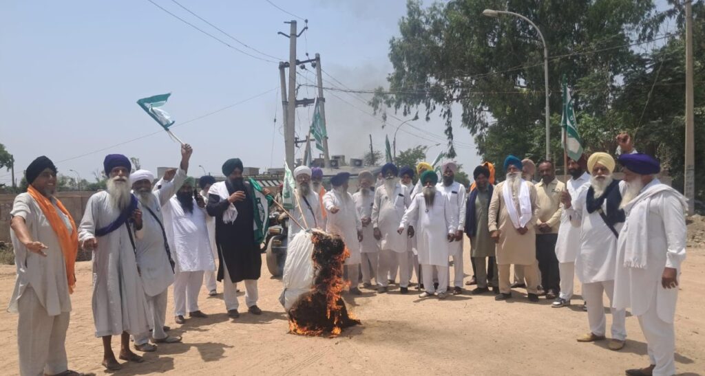 ਭਾਰਤੀ ਕਿਸਾਨ ਯੂਨੀਅਨ ਰਾਜੇਵਾਲ ਨੇ ਸਾੜਿਆ ਨਰਿੰਦਰ ਮੋਦੀ ਅਤੇ ਗਵਰਨਰ ਪੰਜਾਬ ਦਾ ਪੁੱਤਲਾ