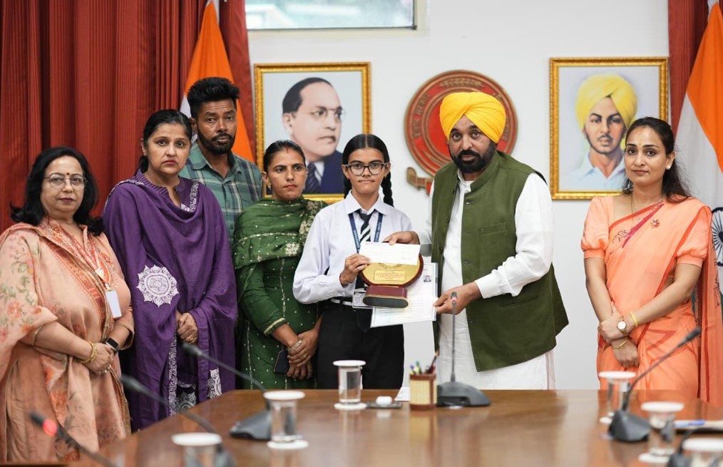 10ਵੀਂ ਜਮਾਤ ਵਿੱਚ ਪੰਜਾਬ ਭਰ ’ਚ ਪਹਿਲਾ ਸਥਾਨ ਹਾਸਲ ਕਰਨ ਵਾਲੀ ਹਰਲੀਨ ਸ਼ਰਮਾ ਮੁੱਖ ਮੰਤਰੀ ਵੱਲੋਂ ਸਨਮਾਨਿਤ