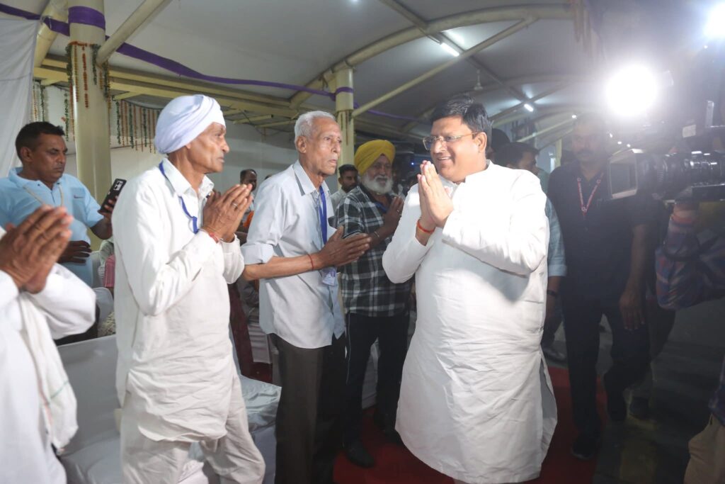 हरियाणा के शहरी स्थानीय निकाय मंत्री विपुल गोयल ने सचखंड श्री हुजुर साहिब नांदेड़ जा रही ट्रेन के यात्रियों का किया अभिनंदन