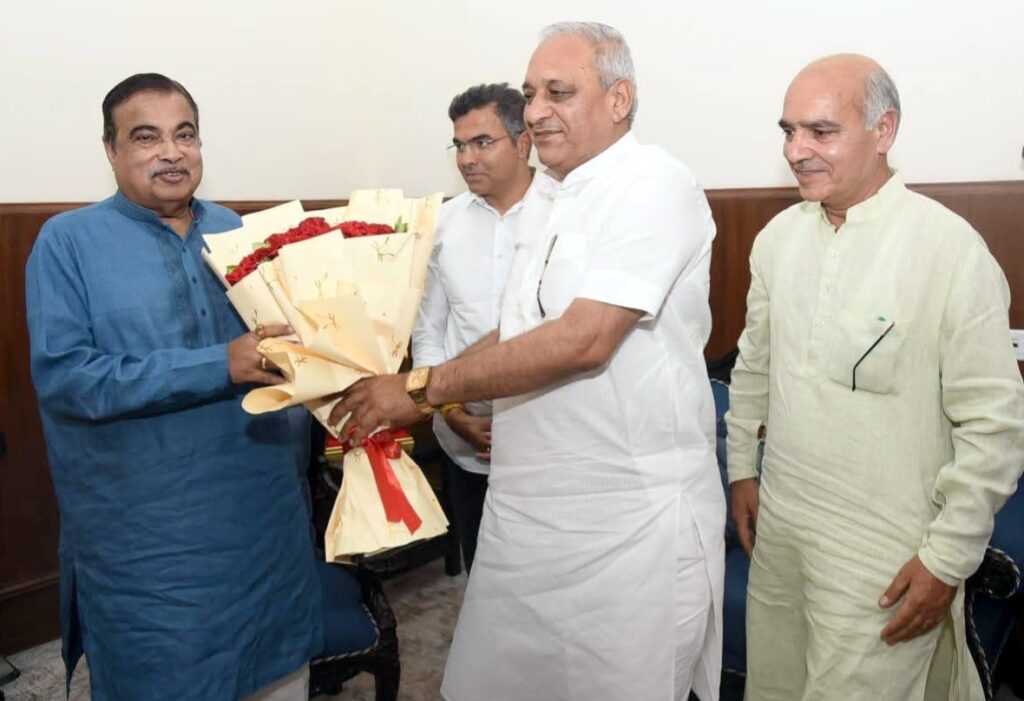 नई दिल्ली में केंद्रीय मंत्री नितिन गडकरी से कैबिनेट मंत्री रणबीर गंगवा ने की शिष्टाचार भेंट