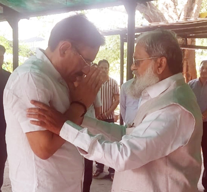हरियाणा के ऊर्जा मंत्री अनिल विज ने हरियाणा सरकार के मुख्य प्रधान सचिव राजेश खुल्लर के बड़े भाई राकेश खुल्लर को दी श्रद्धांजलि, शोक संतप्त परिवार को बंधाया ढांढस