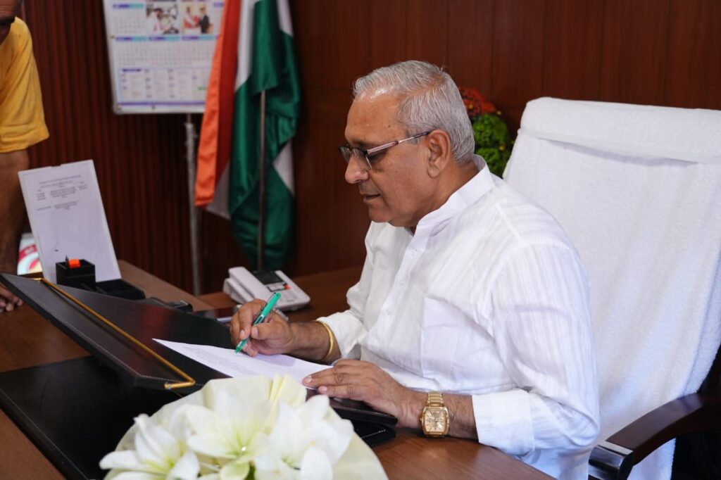 लोक निर्माण विभाग की समीक्षा बैठक में मंत्री रणबीर सिंह गंगवा ने दिखाई सख्ती