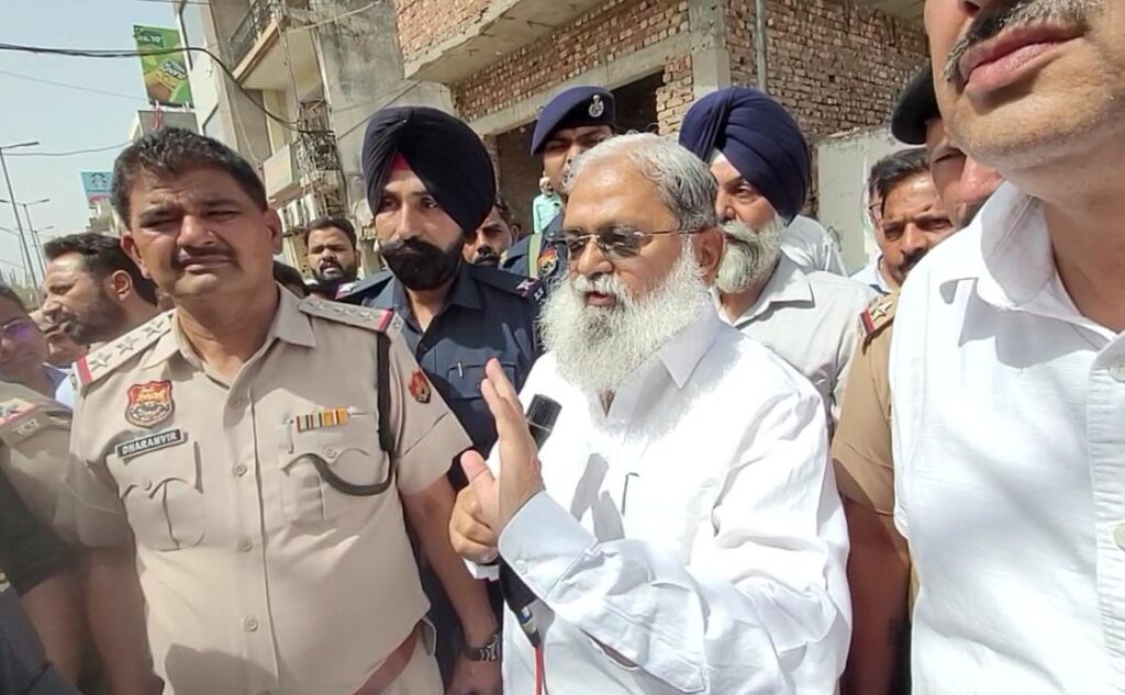 रोडवेज कर्मचारियों के बीच पहुंचे परिवहन मंत्री अनिल विज, बोले- ‘‘चिट्ठी भी भेज देते, तब भी करता कार्रवाई