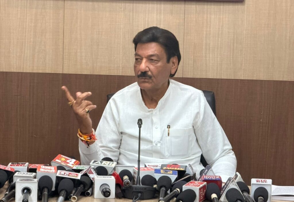 रणजीत सिंह सिंह चौटाला ने तथ्यों के साथ अभय चौटाला के उस बयान पर पलटवार किया जिसमें उन्होंने सरकार गिराने के आरोप लगाए है