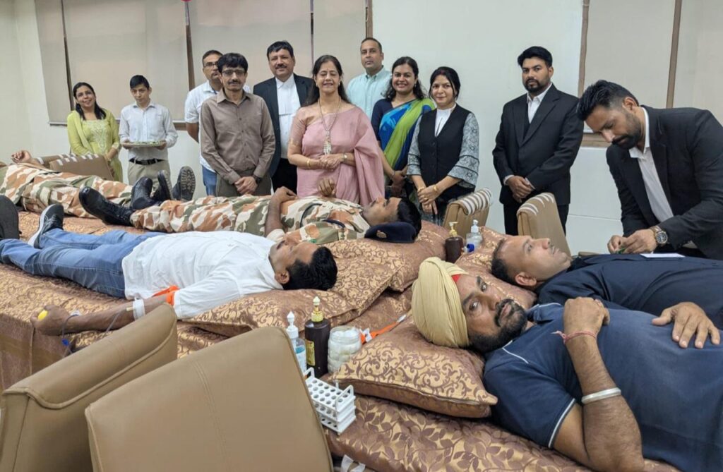 हरियाणा राज्य विधिक सेवा प्राधिकरण (हलसा) ने पीजीआईएमईआर, चंडीगढ़ के सहयोग से स्वैच्छिक रक्तदान शिविर का आयोजन किया