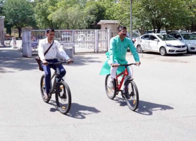 प्रधानमंत्री के ‘तेल बचाओ, देश बचाओ’ आह्वान् पर कृष्ण बेदी ने की साइकिल से यात्रा