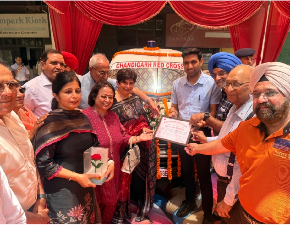 निशांत कुमार यादव, आईएएस, उपायुक्त-सह-अध्यक्ष, रेड क्रॉस चंडीगढ़ ने आज उपायुक्त कार्यालय, सेक्टर-17, चंडीगढ़ परिसर में नव-क्रयित शव वाहन को हरी झंडी दिखाकर रवाना किया।