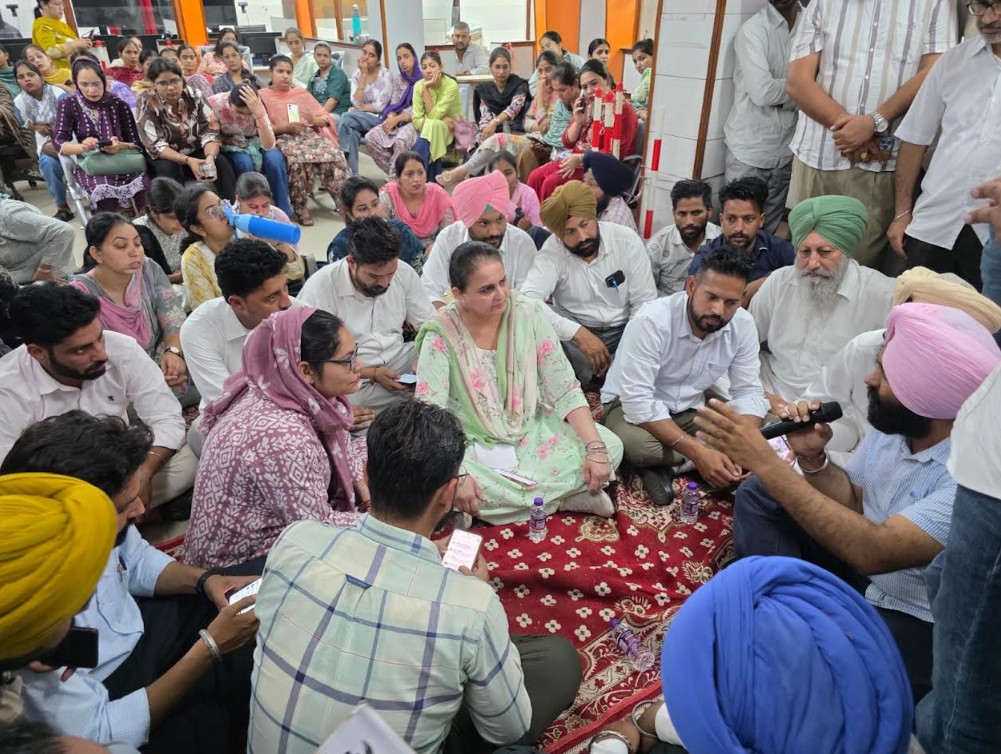 10-10 ਸਾਲਾਂ ਤੋਂ ਮਹਿਜ਼ 10 ਹਜ਼ਾਰ ਰੁਪਏ ’ਤੇ ਕੰਮ ਕਰਨ ਲਈ ਮਜਬੂਰ ਹਨ ਸੇਵਾ ਕੇਂਦਰ ਦੇ ਮੁਲਾਜ਼ਮ