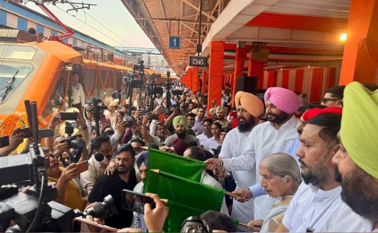 ਕੇਂਦਰੀ ਰੇਲ ਰਾਜ ਮੰਤਰੀ ਰਵਨੀਤ ਬਿੱਟੂ ਨੇ ਅੰਮ੍ਰਿਤ ਭਾਰਤ ਐਕਸਪ੍ਰੈਸ ਨੂੰ ਦਿੱਤੀ ਹਰੀ ਝੰਡੀ