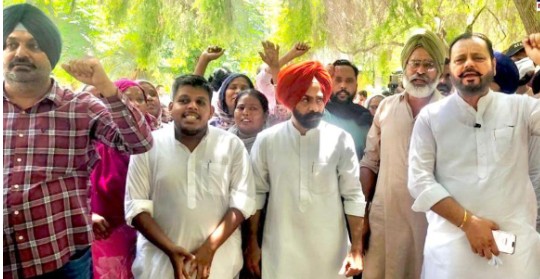 ਨਾਮਜ਼ਦਗੀ ਰੱਦ ਕਰਨ ਦੇ ਖ਼ਿਲਾਫ਼ ਅਕਾਲੀ ਦਲ ਦਾ ਡੀਸੀ ਦਫ਼ਤਰ ਅੱਗੇ ਜ਼ਬਰਦਸਤ ਪ੍ਰਦਰਸ਼ਨ, ਸਰਕਾਰ ’ਤੇ ਧੱਕੇਸ਼ਾਹੀ ਦੇ ਦੋਸ਼