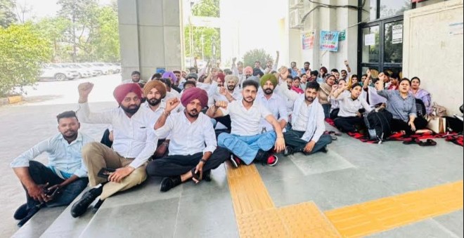 ਸੇਵਾ ਕੇਂਦਰ ਮੁਲਾਜ਼ਮਾਂ ਵੱਲੋਂ ਲਗਾਇਆ ਗਿਆ ਰੋਸ ਧਰਨਾ