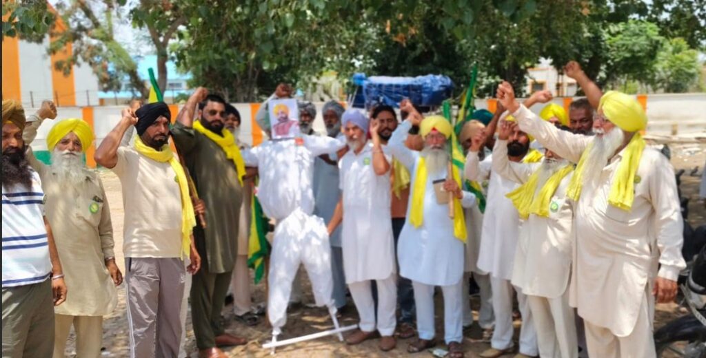 ਭਾਰਤੀ ਕਿਸਾਨ ਯੂਨੀਅਨ ਏਕਤਾ ਉਗਰਾਹਾਂ ਨੇ ਲਾਈਨਮੈਨ ਯੂਨੀਅਨ ਦੇ ਮੁਲਾਜ਼ਮਾਂ ’ਤੇ ਲਾਠੀਚਾਰਜ ਦੀ ਕੀਤੀ ਸਖ਼ਤ ਨਿੰਦਾ, ਫੂਕਿਆ ਪੁਤਲਾ
