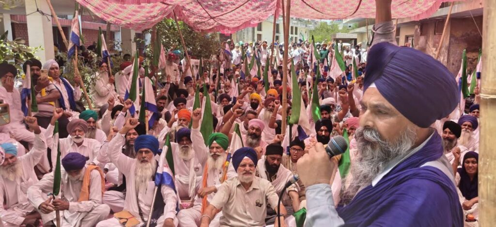ਮੰਡੀਆਂ ’ਚ ਬੇਨਿਜ਼ਮੀਆਂ ਤੇ ਕਿਸਾਨਾਂ ਦੇ ਖਾਤੇ ਬਲੌਕ ਕਰਨ ਨੂੰ ਲੈ ਕੇ ਡੀ. ਐੱਮ. ਮੰਡੀ ਬੋਰਡ ਦਫ਼ਤਰ ਅੱਗੇ ਰੋਸ ਪ੍ਰਦਰਸ਼ਨ