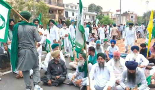 ਲੈਂਡ ਮੌਰਗੇਜ ਬੈਂਕ ਦੀ ਧੱਕੇਸ਼ਾਹੀ ਤੋਂ ਪ੍ਰਭਾਵਿਤ ਕਿਸਾਨਾਂ ਨੂੰ ਨਿਆਂ ਦਵਾਉਣ ਲਈ ਭਾਰਤੀ ਕਿਸਾਨ ਯੂਨੀਅਨ ਵਲੋਂ ਚੰਡੀਗੜ੍ਹ ਕੂਚ, ਕਿਸਾਨਾਂ ਨੇ ਬੁੜੈਲ ਜੇਲ੍ਹ ਰੋਡ ’ਤੇ ਲਾਇਆ ਧਰਨਾ
