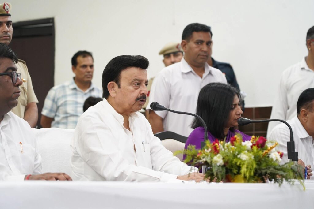 आमजन को मूलभूत सुविधाएं प्रदान करने में अधिकारी निभाएं जिम्मेदारी – राव नरबीर सिंह