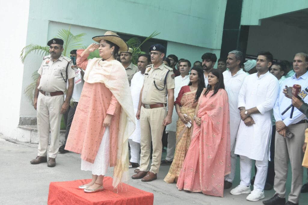रोहतक पहुंचने पर महिला एवं बाल विकास मंत्री श्रुति चौधरी को दिया गया गार्ड ऑफ ऑनर