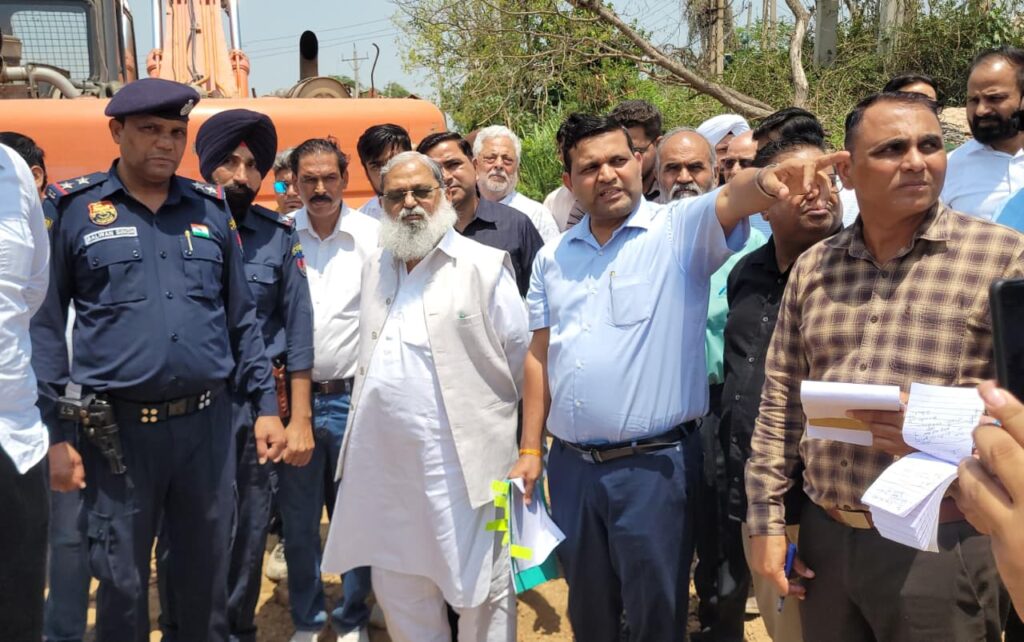 ऊर्जा मंत्री अनिल विज का तपती धूप में “ऑपरेशन बाढ़ नियंत्रण”, 41 डिग्री में चार घंटे अफसरों को लेकर फील्ड में उतरे