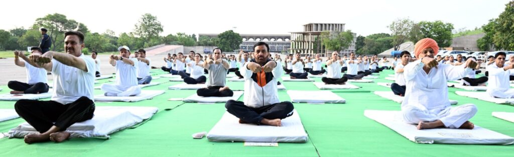 हरियाणा के मुख्यमंत्री श्री नायब सिंह सैनी ने मंगलवार को हरियाणा विधानसभा परिसर में योग प्रोटोकोल का अभ्यास किया।