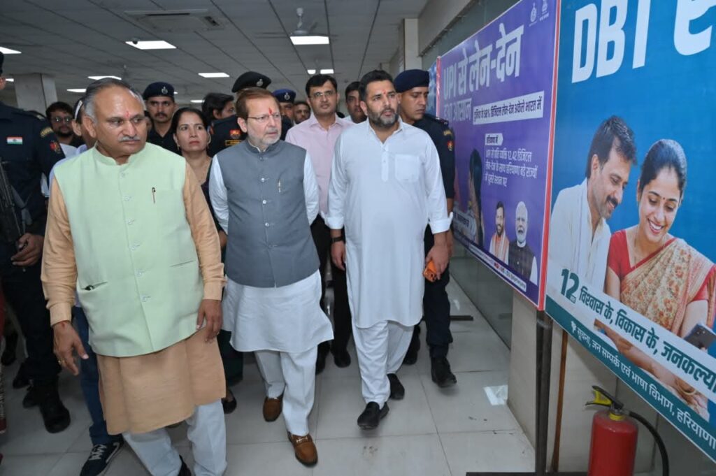 प्रदर्शन का अवलोकन करते हुए सहकारिता मंत्री अरविंद शर्मा ने लोगों को प्रदर्शनी का अवलोकन करते हुए योजनाओं का लाभ उठाने का किया आह्वान