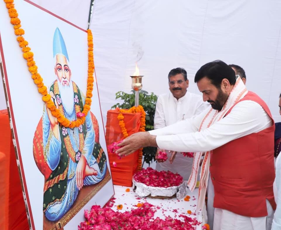 हरियाणा के मुख्यमंत्री नायब सिंह सैनी ने कहा कि संत कबीर मानव मात्र के सबसे बड़े मार्गदर्शक, सामाजिक चेतना के अग्रदूत और अद्भुत संत हुए हैं, उनके विचारों को जीवन में आत्मसात करें।