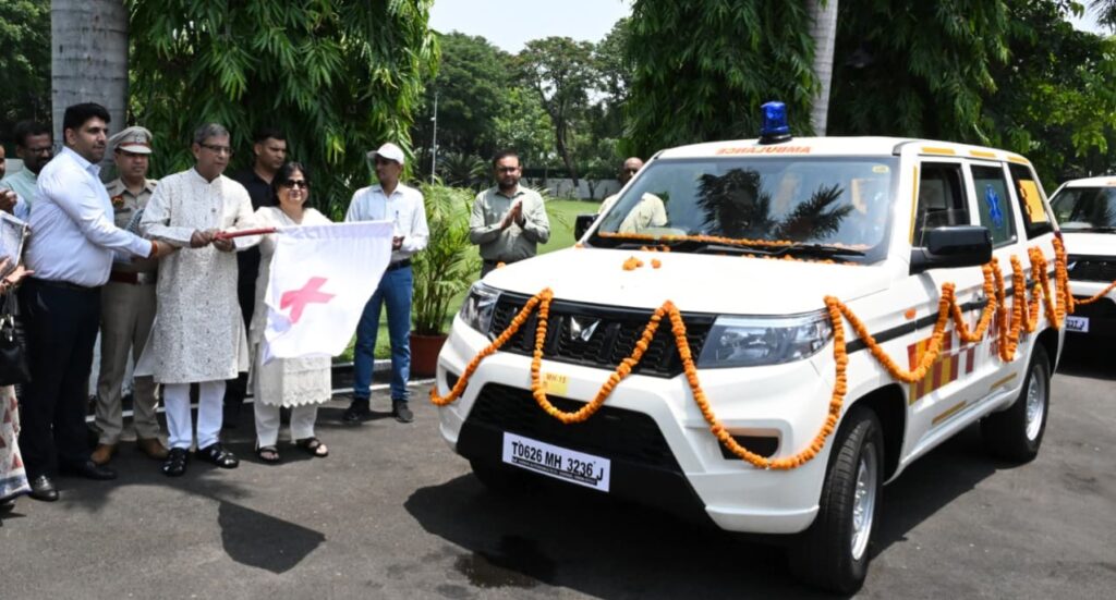 राज्यपाल एवं हरियाणा राज्य रेडक्रास सोसायटी के अध्यक्ष प्रो असीम कुमार घोष ने हरियाणा लोक भवन से 9 नई एंबुलेंस को हरी झंडी दिखाकर रवाना किया।