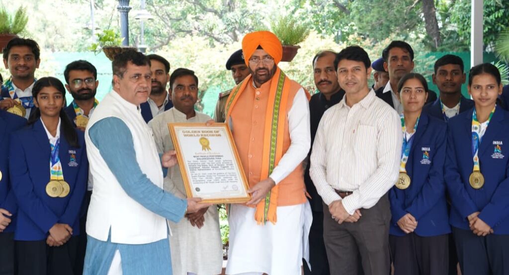 प्रथम विश्व योगासन चैंपियनशिप के विजेता खिलाड़ियों ने मुख्यमंत्री नायब सिंह सैनी से की मुलाकात