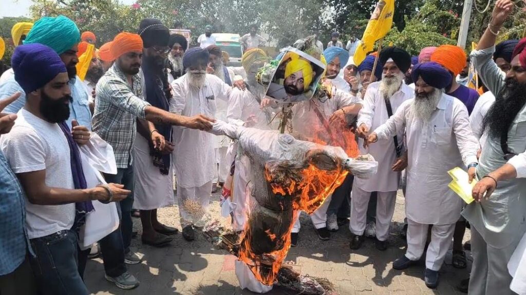 ਅਕਾਲੀ ਦਲ ਵਾਰਿਸ ਪੰਜਾਬ ਦੇ ਵੱਲੋਂ ਸਾਰੇ ਪੰਜਾਬ ’ਚ ਮੁੱਖ ਮੰਤਰੀ ਭਗਵੰਤ ਸਿੰਘ ਮਾਨ ਖ਼ਿਲਾਫ਼ ਪੁਤਲਾ ਫੂਕ ਮੁਜਾਹਰੇ ਅਤੇ ਅਸਤੀਫ਼ੇ ਦੀ ਮੰਗ