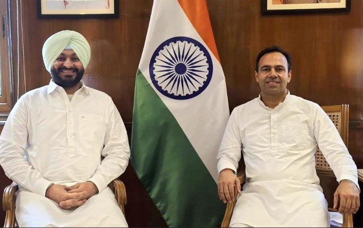 ਐਡਵੋਕੇਟ ਰਾਜਵਿੰਦਰ ਸਿੰਘ ਲੱਕੀ ਨੇ ਕੇਂਦਰੀ ਰੇਲਵੇ ਰਾਜ ਮੰਤਰੀ ਰਵਨੀਤ ਸਿੰਘ ਬਿੱਟੂ ਨਾਲ ਕੀਤੀ ਵਿਸ਼ੇਸ਼ ਮੁਲਾਕਾਤ