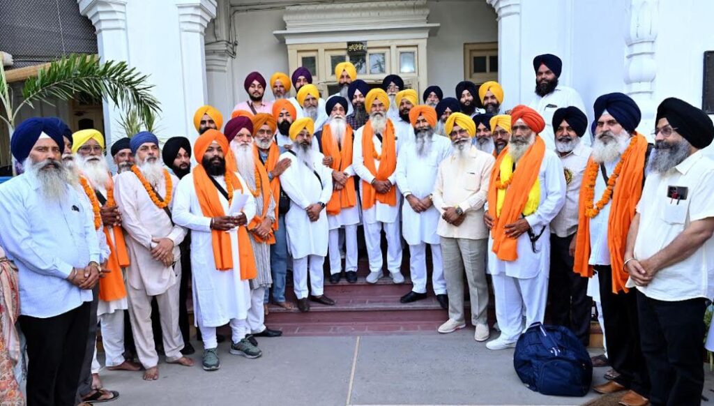 ਸ੍ਰੀ ਗੁਰੂ ਅਰਜਨ ਦੇਵ ਜੀ ਦਾ ਸ਼ਹੀਦੀ ਪੁਰਬ ਮਨਾਉਣ ਲਈ ਜੈਕਾਰਿਆਂ ਦੀ ਗੂੰਜ ’ਚ ਪਾਕਿਸਤਾਨ ਲਈ ਰਵਾਨਾ ਹੋਇਆ ਸਿੱਖ ਸ਼ਰਧਾਲੂਆਂ ਦਾ ਜਥਾ