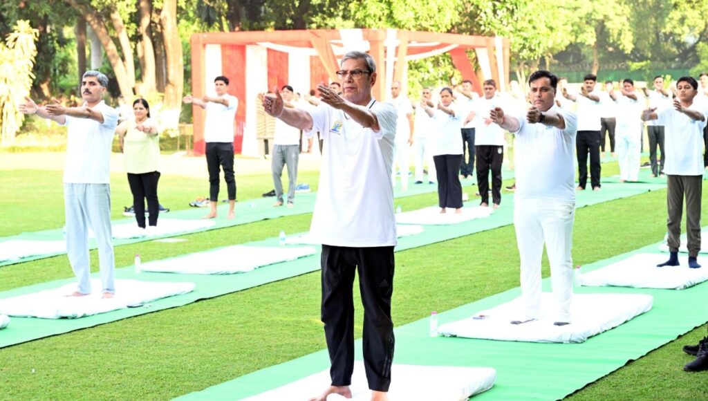 सामूहिक योगाभ्यास में शामिल हुए राज्यपाल प्रो. असीम कुमार घोष एवं प्रथम महिला मित्रा घोष