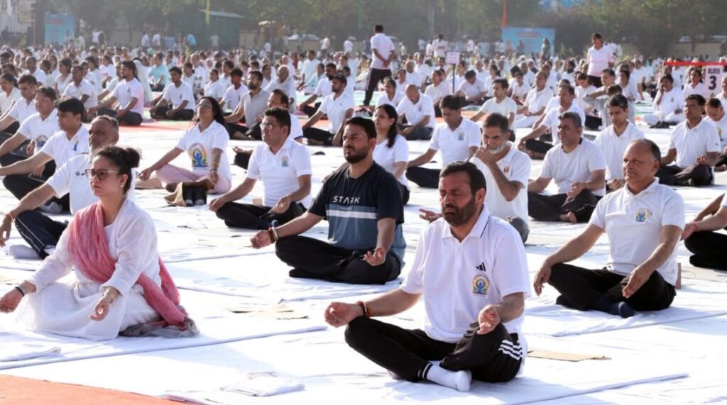 पंचकूला हुआ योगमय, राज्य स्तरीय अंतरराष्ट्रीय योग दिवस समारोह में मुख्यमंत्री नायब सिंह सैनी ने हजारों लोगों संग किया योग,