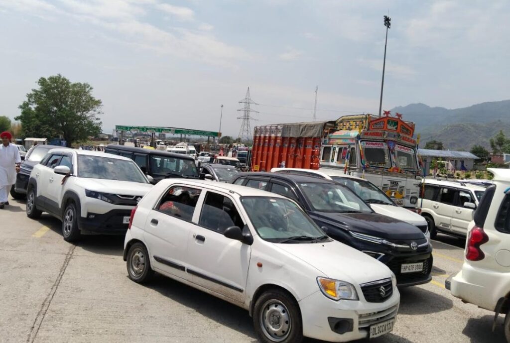 ਗਰਾਂ ਮੋੜਾ ਸਮੇਤ ਸਰਹੱਦੀ ਇਲਾਕੇ ਦੇ ਐਂਟਰੀ ਟੈਕਸਾਂ ਤੇ ਰੋਸ ਪ੍ਰਦਰਸ਼ਨ, ਚਾਰ ਘੰਟੇ ਲਈ ਆਵਾਜਾਈ ਬੰਦ