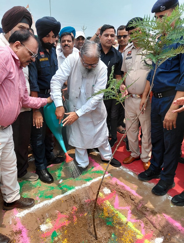 पेड़ लगाना ही नहीं, उन्हें बचाना भी हमारा कर्तव्य, पेड़ लगाकर हमें धरती को हरा-भरा बनाना है: ऊर्जा मंत्री अनिल विज