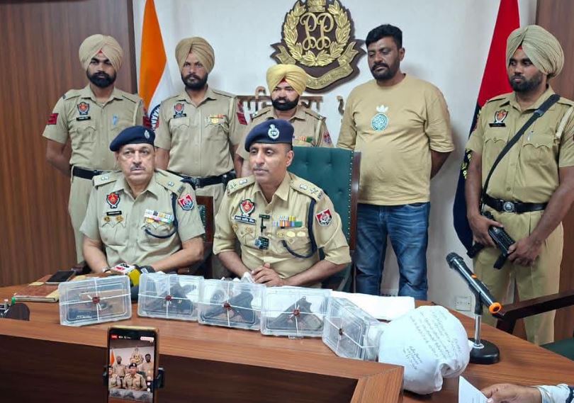 ਦਿੱਲੀ ਦਾ ਇੱਕ ਅੰਤਰਰਾਜੀ ਹਥਿਆਰ ਤਸਕਰ 5 ਨਾਜਾਇਜ਼ ਪਿਸਤੌਲਾਂ ਅਤੇ 6 ਮੈਗਜ਼ੀਨਾਂ ਸਮੇਤ ਗ੍ਰਿਫ਼ਤਾਰ