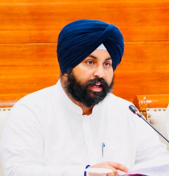 ਪੰਜਾਬ ਸਰਕਾਰ ਵੱਲੋਂ ਵਿਦਿਆਰਥਣਾਂ ਦੀ ਸ਼ਿਕਾਇਤ ’ਤੇ ਅਧਿਆਪਕ ਮੁਅੱਤਲ ਵਿਦਿਆਰਥੀਆਂ ਦੀ ਸੁਰੱਖਿਆ, ਮਾਣ-ਸਨਮਾਨ ਅਤੇ ਮਾਨਸਿਕ ਸਿਹਤ ਨਾਲ ਕੋਈ ਸਮਝੌਤਾ ਨਹੀਂ ਕੀਤਾ ਜਾ ਸਕਦਾ : ਬੈਂਸ