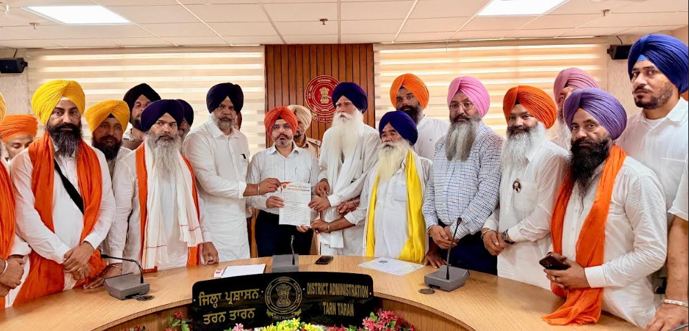 ਫਿਲਮ ਸਤਲੁਜ ਲਈ ਬਾਪੂ ਤਰਸੇਮ ਸਿੰਘ, ਮਨਪ੍ਰੀਤ ਸਿੰਘ ਇਆਲੀ ਅਤੇ ਸੀਨੀਅਰ ਲੀਡਰਸ਼ਿਪ ਦੀ ਅਗਵਾਈ ਵਿੱਚ ਡੀ ਸੀ ਤਰਨਤਾਰਨ ਰਾਹੀਂ ਰਾਜਪਾਲ ਨੂੰ ਭੇਜਿਆ ਮੰਗ-ਪੱਤਰ