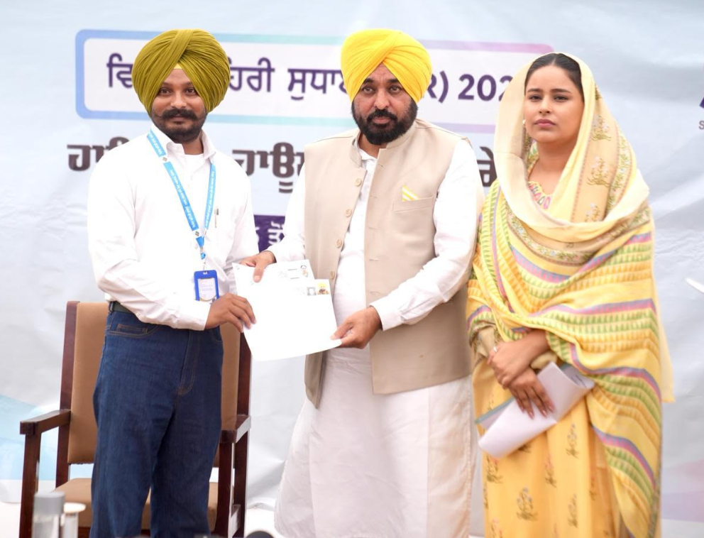 ਮੁੱਖ ਮੰਤਰੀ ਭਗਵੰਤ ਸਿੰਘ ਮਾਨ ਨੇ ’ਐਸ.ਆਈ.ਆਰ.-2026’ ਤਹਿਤ ਗਣਨਾ ਫਾਰਮ ਭਰਿਆ, ਲੋਕਾਂ ਨੂੰ ਵੋਟ ਸੁਧਾਈ ਬਾਰੇ ਪ੍ਰਕਿਰਿਆ ਮੁਕੰਮਲ ਕਰਨ ਦੀ ਅਪੀਲ*