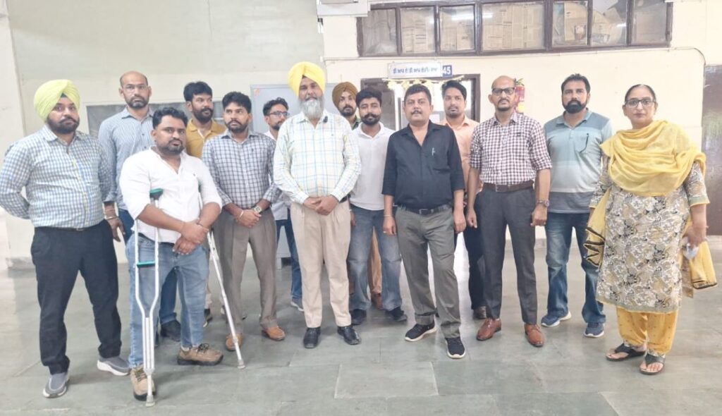 ਡੀ.ਸੀ. ਦਫ਼ਤਰ ਕਾਮੇ ਮੁੜ ਸੰਘਰਸ਼ਾਂ ਦੇ ਰਾਹ ਤੇ ਕਲਮ ਛੋੜ ਹੜਤਾਲ ਦੌਰਾਨ ਦਫ਼ਤਰਾਂ ’ਚ ਮੁਕੰਮਲ ਕੰਮ ਠੱਪ