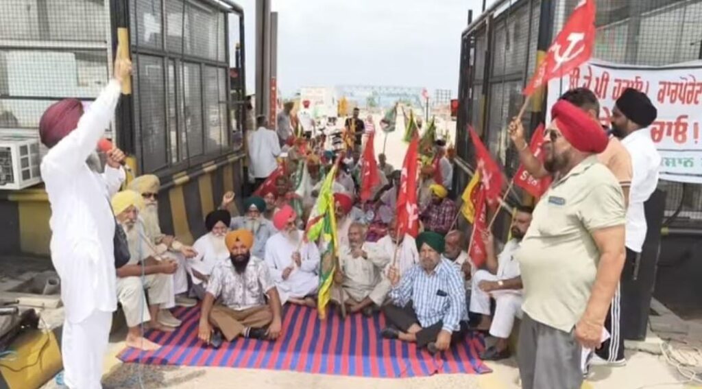 ਭਾਰਤ ਅਮਰੀਕਾ ਟ੍ਰੇਡ ਡੀਲ ਦੇ ਖਿਲਾਫ ਸੰਯੁਕਤ ਕਿਸਾਨ ਮੋਰਚਾ ਦੇ ਸੱਦੇ ਤੇ ਗਰਾਂ ਮੋੜਾ ਟੋਲ ਪਲਾਜ਼ਾ ਤੇ ਧਰਨਾ