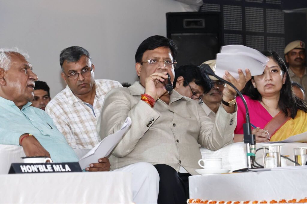 राजस्व एवं आपदा प्रबंधन मंत्री विपुल गोयल ने जिला लोक संपर्क एवं कष्ट निवारण समिति की बैठक में सुनी 14 शिकायतें, 11 शिकायतों का किया मौके पर ही समाधान