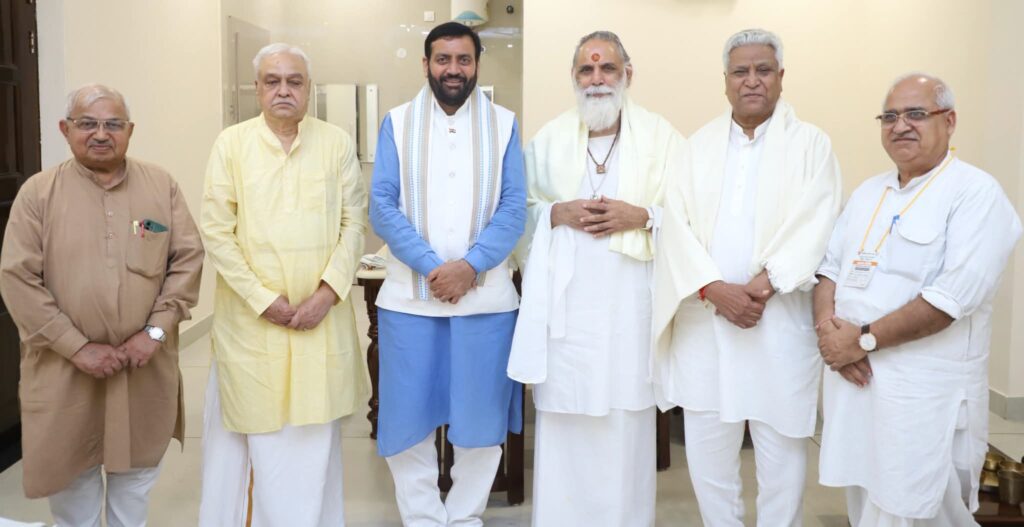 मुख्यमंत्री नायब सिंह सैनी ने गुरु पूर्णिमा के अवसर पर गीता ज्ञान संस्थानम में गीता मनीषी स्वामी ज्ञानानंद महाराज से की भेंट