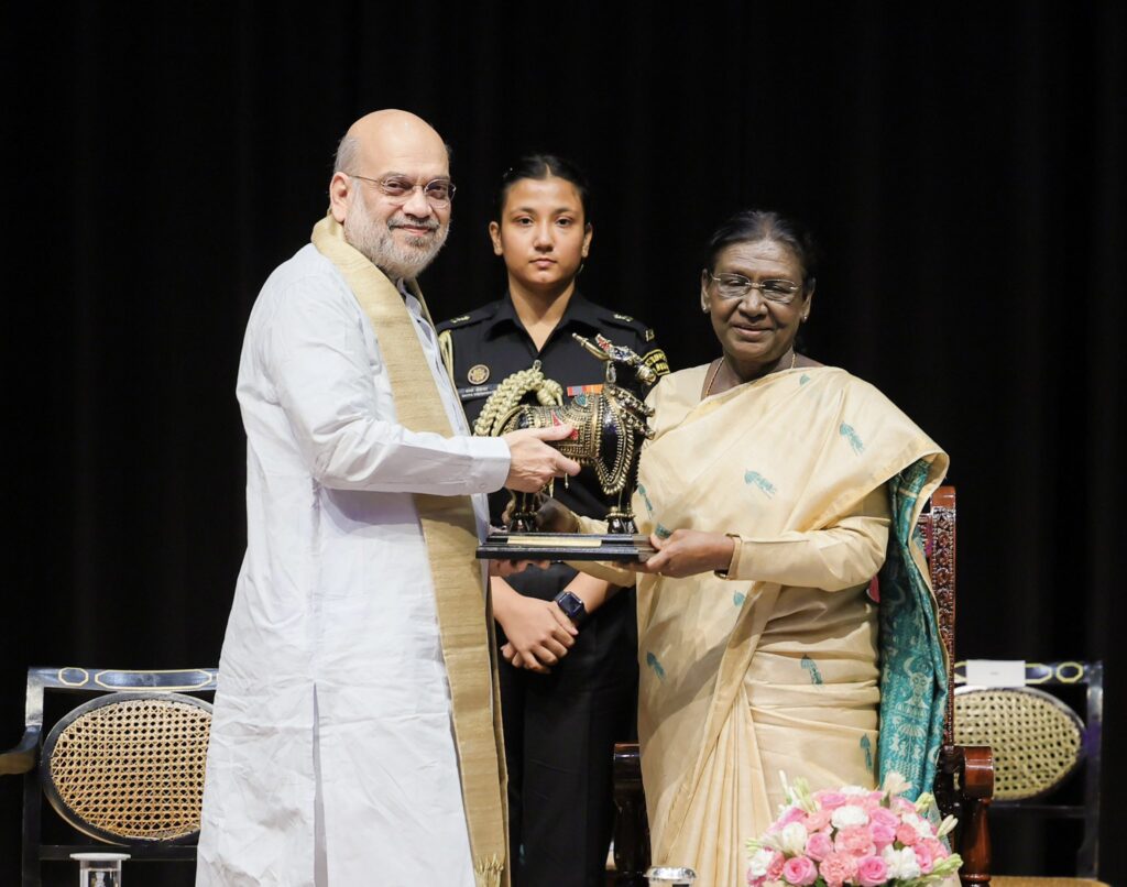 केन्द्रीय गृह एवं सहकारिता मंत्री अमित शाह ने राष्ट्रपति द्रौपदी मुर्मु के साथ बस्तर की सामाजिक परंपराओं के प्रमुख मांझी-चालकी और बस्तर पंडुम के विजेताओं के साथ संवाद किया