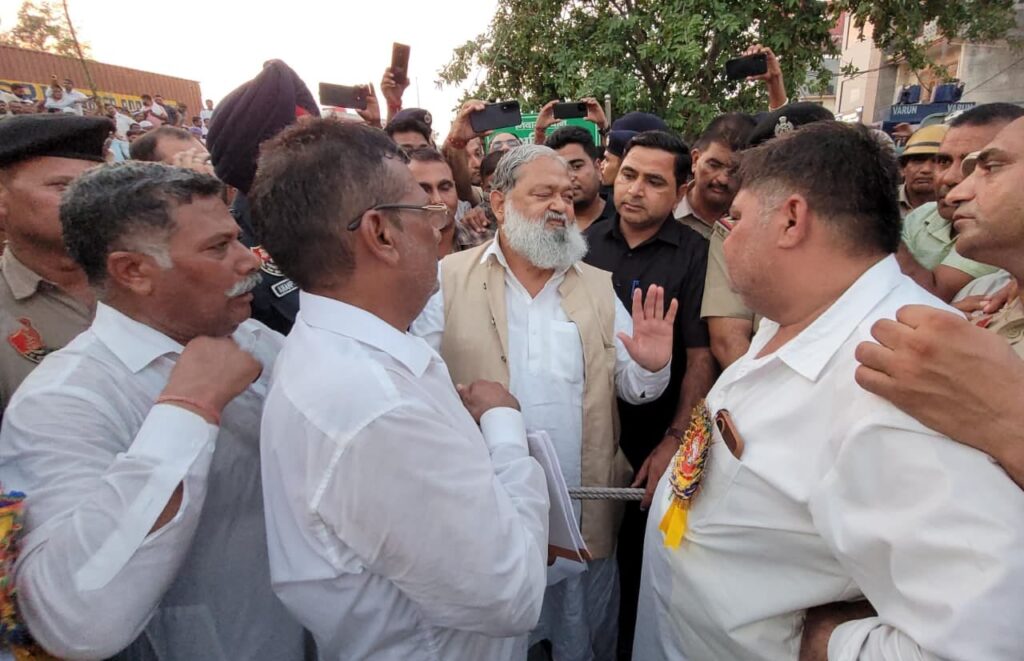 प्रदर्शनकारी बिजली कर्मचारियों के बीच खुद ज्ञापन लेने पहुंचे ऊर्जा मंत्री अनिल विज