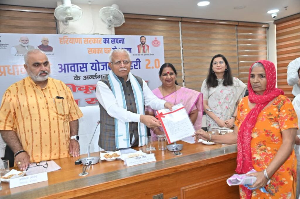 केन्द्रीय मंत्री मनोहर लाल ने प्रधानमंत्री आवास योजना-शहरी 2.0 के तहत 31 लाभार्थियों को स्वीकृति पत्र किए वितरित